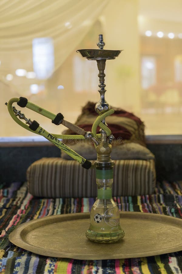 hookah στο εστιατόριο, hookah στοιχεία στο υπόβαθρο ενός μουτζουρωμένου εσωτερικού του εστιατορίου, ένας καφές με ένα bokeh στοκ εικόνα hookah στο εστιατόριο, hookah στοιχεία στο υπόβαθρο ενός μουτζουρωμένου εσωτερικού του εστιατορίου, ένας καφές με ένα bokeh στοκ εικόνα