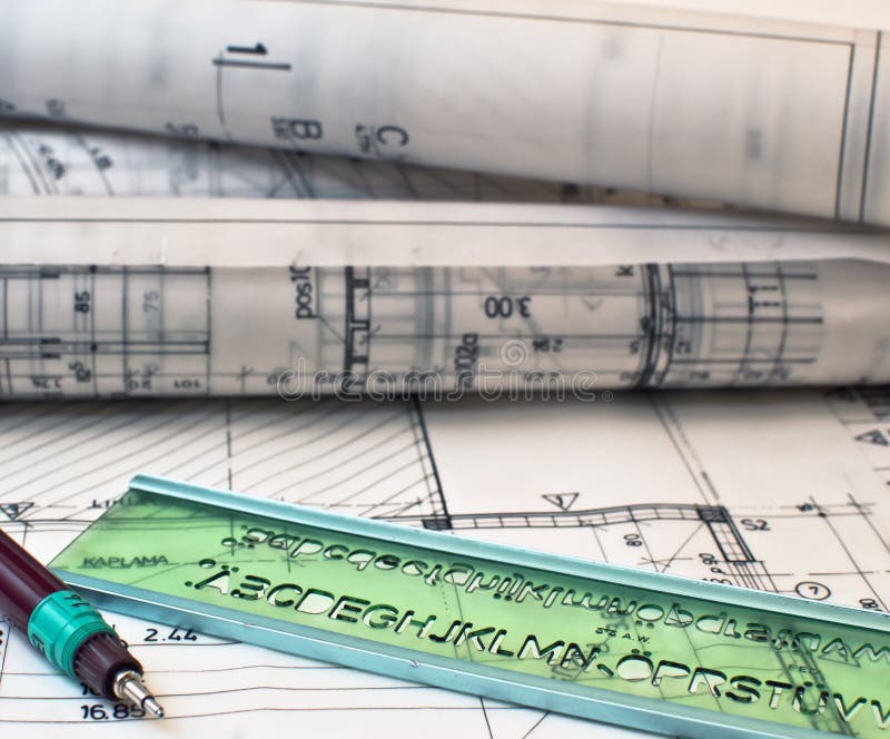 Hoop van ontwerp en projecttekeningen op lijst stock afbeelding Hoop van ontwerp en projecttekeningen op lijst stock afbeelding