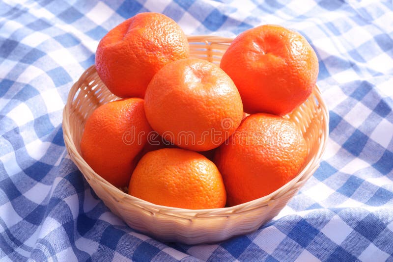 Hoop van verse mandarijnenmandarins in rieten mand op tafelkleedservet royalty-vrije stock fotografie Hoop van verse mandarijnenmandarins in rieten mand op tafelkleedservet royalty-vrije stock fotografie