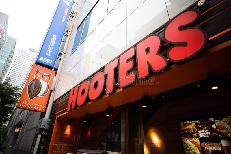 Hooters exterior and logo