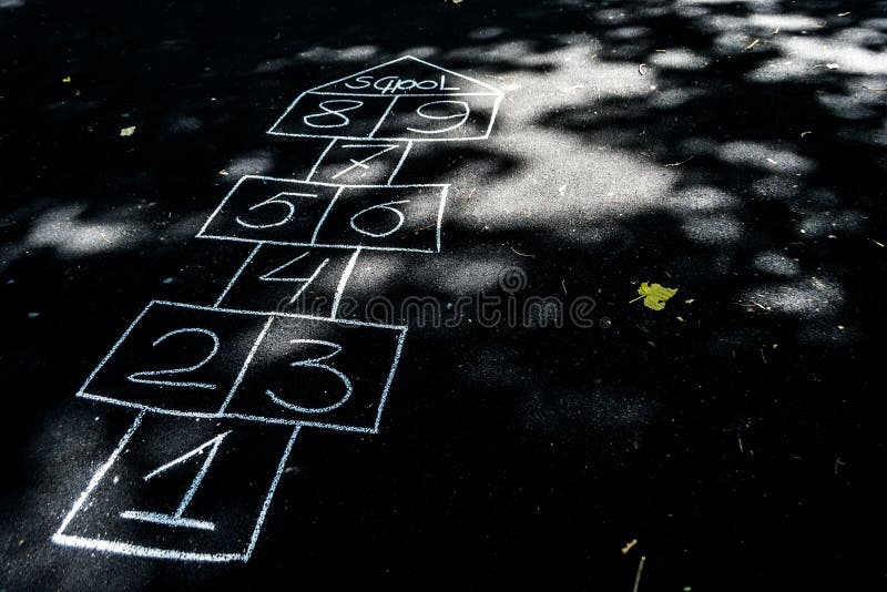 Hopscotch rysujący z kredą na czarnym asfalcie royalty ilustracja Hopscotch rysujący z kredą na czarnym asfalcie royalty ilustracja