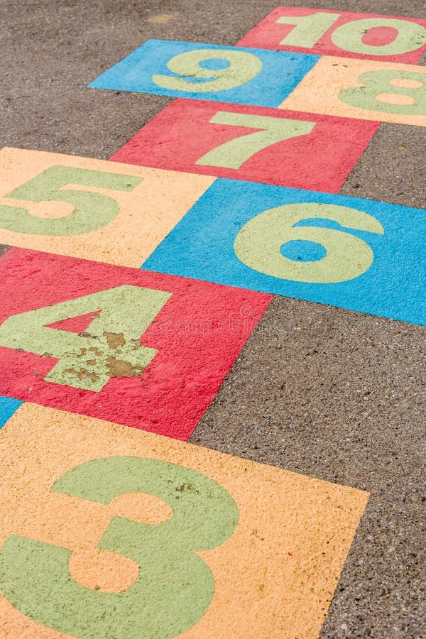 Hopscotch tło, Hopscotch, Hopscotch na boisku z liczbami na ziemi/ obrazy royalty free Hopscotch tło, Hopscotch, Hopscotch na boisku z liczbami na ziemi/ obrazy royalty free