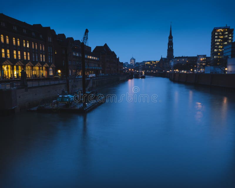 Hora azul em um canal em Hamburgo fotografia de stock royalty free Hora azul em um canal em Hamburgo fotografia de stock royalty free