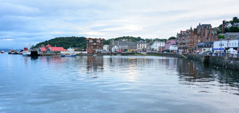 Hora azul en la bahía de Oban, Escocia fotos de archivo libres de regalías Hora azul en la bahía de Oban, Escocia fotos de archivo libres de regalías