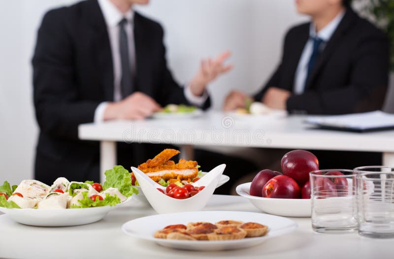 Dos Empresarios Que Se Encuentran Para El Almuerzo En Cafetería Foto de