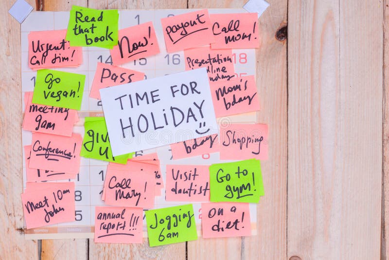 Hora para el día de fiesta escrito en la nota de papel sobre un calendario de pared por completo de notas rosadas y verdes con el fotografía de archivo libre de regalías Hora para el día de fiesta escrito en la nota de papel sobre un calendario de pared por completo de notas rosadas y verdes con el fotografía de archivo libre de regalías