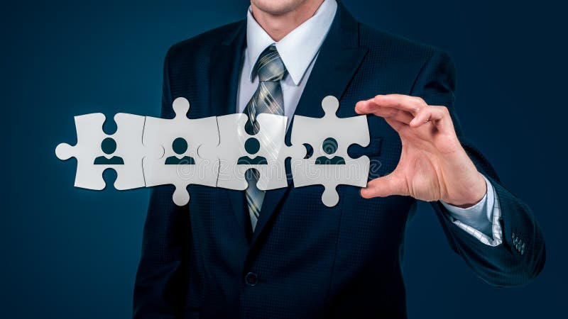 Hora - Recursos humanos - conceito do negócio com homem de negócios e enigma da mão foto de stock royalty free Hora - Recursos humanos - conceito do negócio com homem de negócios e enigma da mão foto de stock royalty free