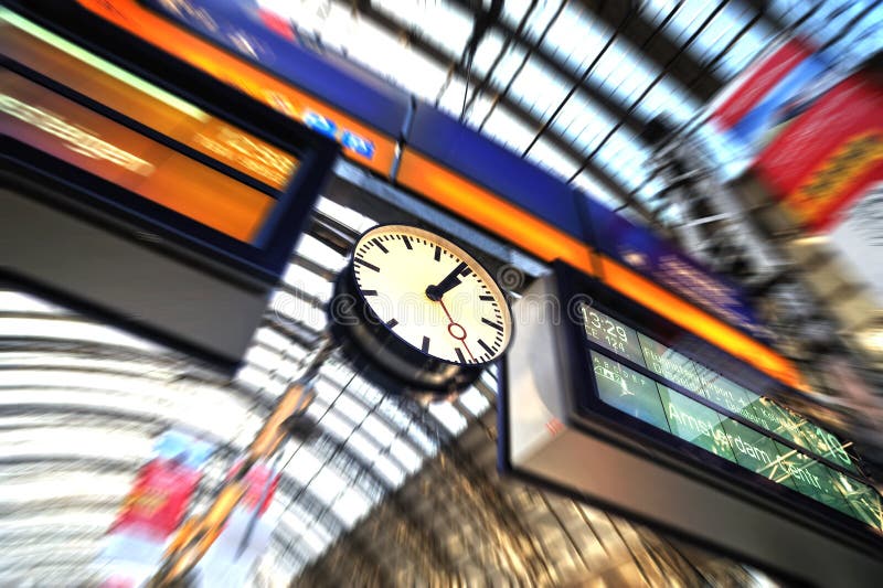 Horaire et horloge dans la station de train image libre de droits Horaire et horloge dans la station de train image libre de droits