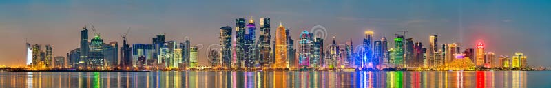 Horisont av Doha på solnedgången Huvudstaden av Qatar royaltyfria bilder Horisont av Doha på solnedgången Huvudstaden av Qatar royaltyfria bilder