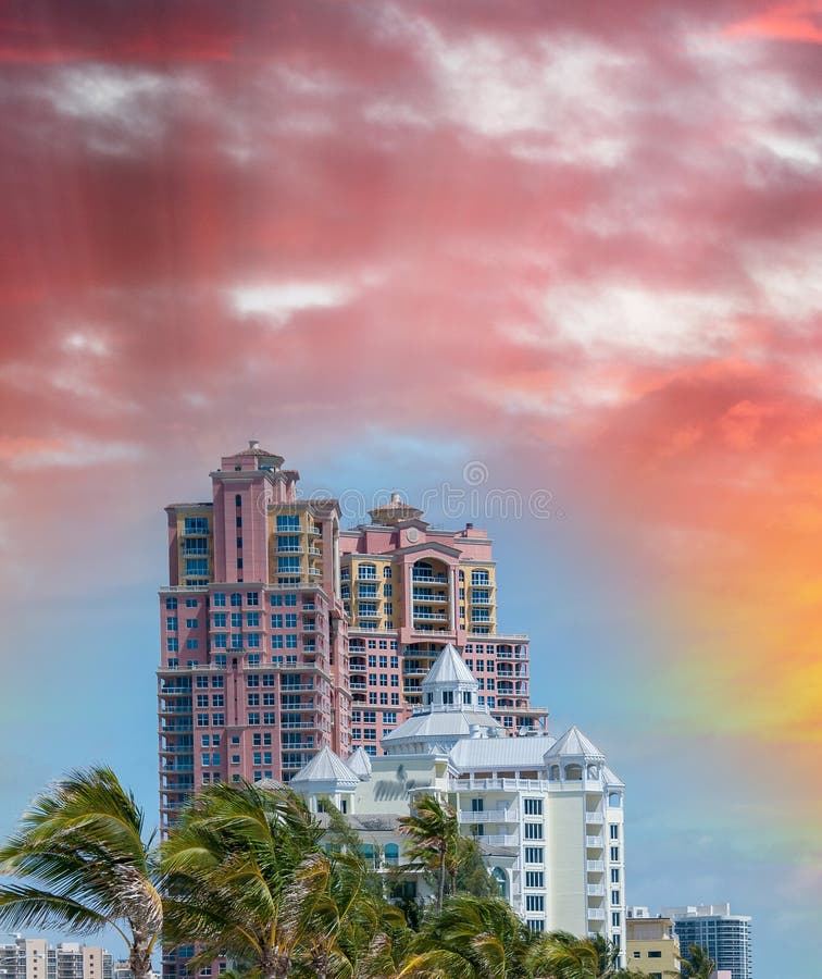 Horisont av Fort Lauderdale på solnedgången, Florida royaltyfria bilder Horisont av Fort Lauderdale på solnedgången, Florida royaltyfria bilder