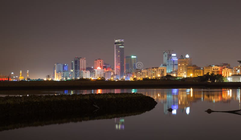 horisont för natt för stadseps-jpg Manama huvudstaden av det Bahrain kungariket arkivbilder horisont för natt för stadseps-jpg Manama huvudstaden av det Bahrain kungariket arkivbilder