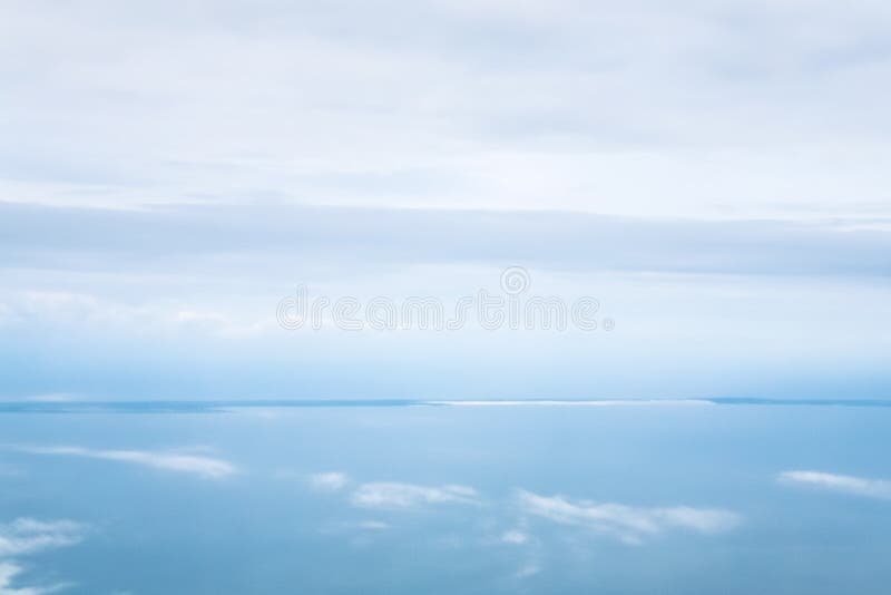 horisont mellan blå molnig himmel och det Aegean havet royaltyfri bild horisont mellan blå molnig himmel och det Aegean havet royaltyfri bild