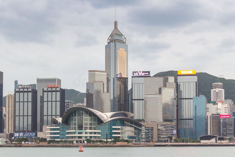 Horisont på Victoria Harbor i Hong Kong på en molnig dag royaltyfri bild Horisont på Victoria Harbor i Hong Kong på en molnig dag royaltyfri bild
