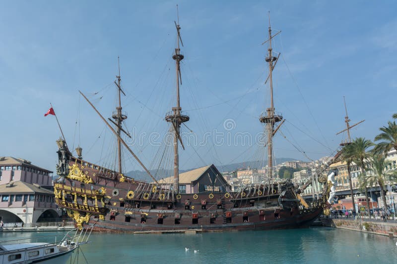 Horisontalsikten av styrbordsidan av ett forntida piratkopierar Galeo royaltyfri fotografi Horisontalsikten av styrbordsidan av ett forntida piratkopierar Galeo royaltyfri fotografi