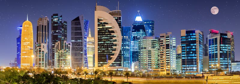 Horisonten av Doha med fullmånen och stjärnor arkivbilder Horisonten av Doha med fullmånen och stjärnor arkivbilder