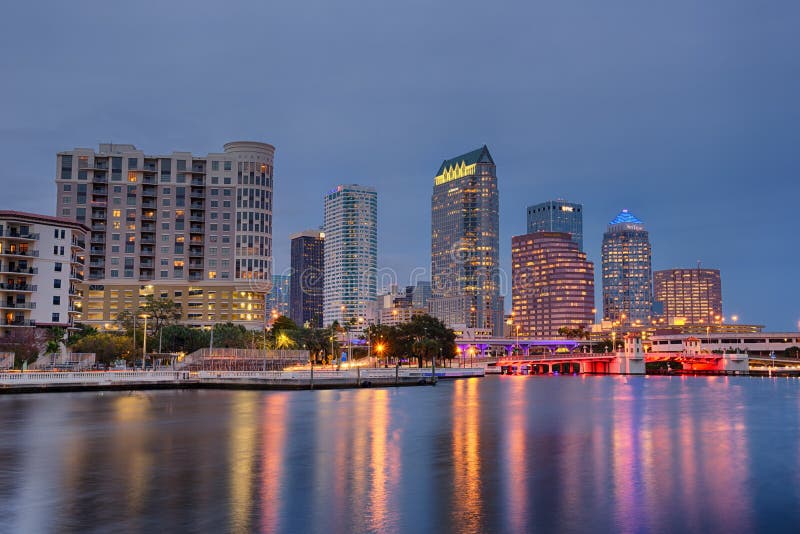 Horisonten av i stadens centrum Tampa, Florida, på natten arkivfoto Horisonten av i stadens centrum Tampa, Florida, på natten arkivfoto