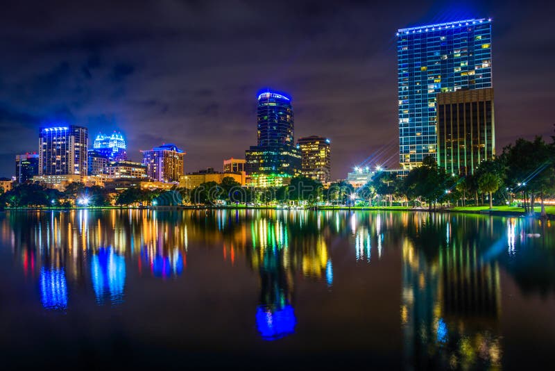 Horisonten som reflekterar i sjön Eola på natten, Orlando, Florida royaltyfria bilder Horisonten som reflekterar i sjön Eola på natten, Orlando, Florida royaltyfria bilder