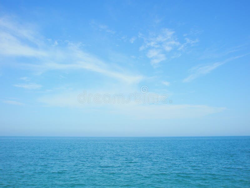 Horizon bleu de mer et de ciel avec des nuages