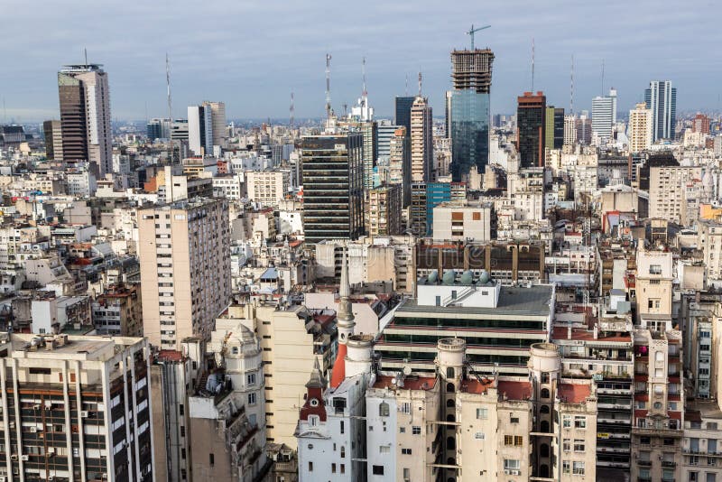 Horizon central de gratte-ciel de Microcentro de district des affaires de Buenos Aires en hiver sous le ciel nuageux d'avance L'A photographie stock Horizon central de gratte-ciel de Microcentro de district des affaires de Buenos Aires en hiver sous le ciel nuageux d'avance L'A photographie stock