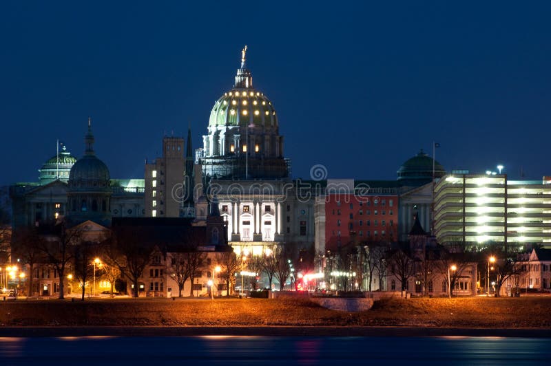 Horizon d'Harrisburg la nuit images stock Horizon d'Harrisburg la nuit images stock