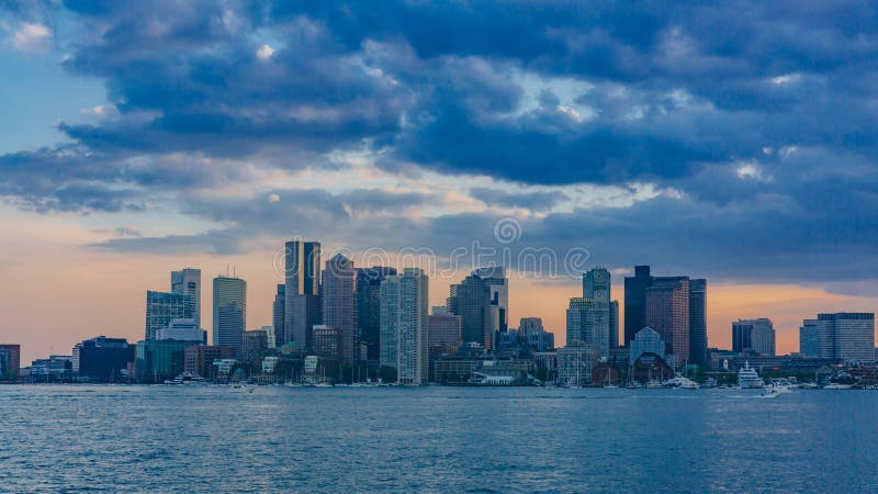 Horizon de Boston du centre au-dessus de l'eau au coucher du soleil, à Boston, les Etats-Unis image libre de droits Horizon de Boston du centre au-dessus de l'eau au coucher du soleil, à Boston, les Etats-Unis image libre de droits