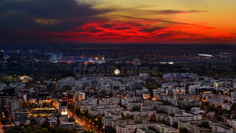 Horizon de Bucarest après coucher du soleil avec la vue aérienne photos stock Horizon de Bucarest après coucher du soleil avec la vue aérienne photos stock