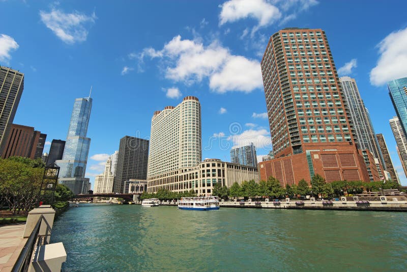 Horizon de Chicago, l'Illinois le long de la rivière Chicago images stock Horizon de Chicago, l'Illinois le long de la rivière Chicago images stock