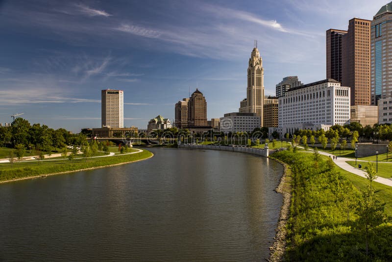 Horizon de Columbus, Ohio et vue de matin de rivière de Scioto photo stock Horizon de Columbus, Ohio et vue de matin de rivière de Scioto photo stock