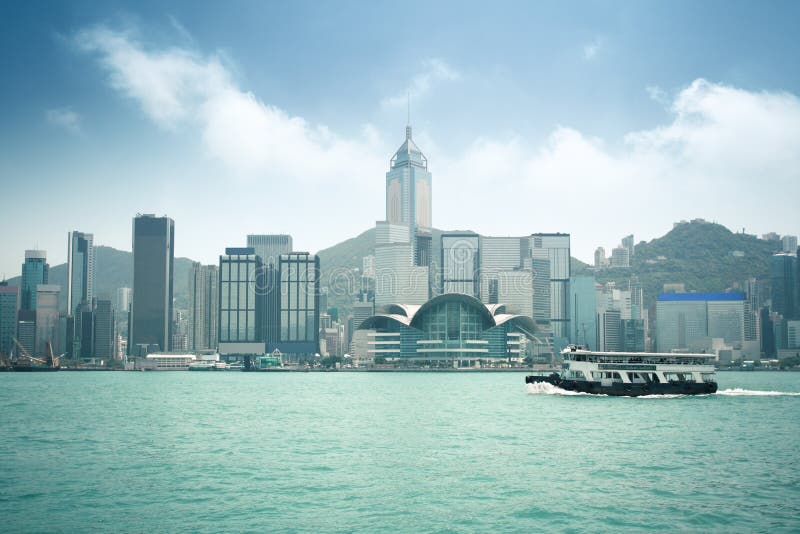 Horizon de Hong Kong avec le ferry-boat images libres de droits Horizon de Hong Kong avec le ferry-boat images libres de droits