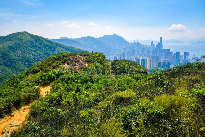Horizon de Hong Kong comme vu de la montagne photos libres de droits Horizon de Hong Kong comme vu de la montagne photos libres de droits