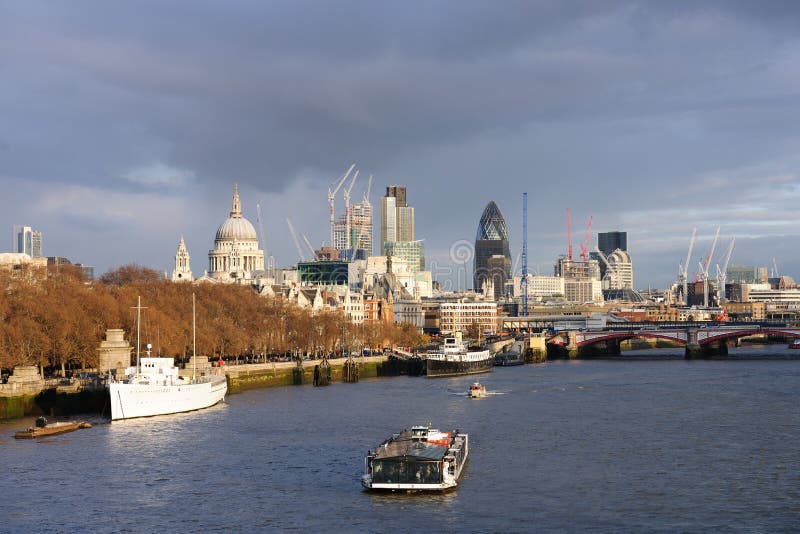Horizon de la Tamise de fleuve en hiver, Londres, Angleterre images stock Horizon de la Tamise de fleuve en hiver, Londres, Angleterre images stock