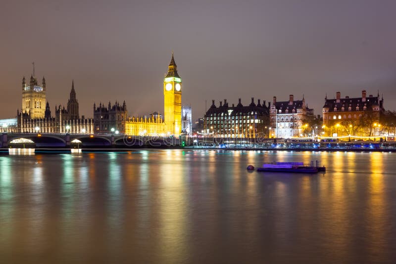 Horizon de Londres sur la Tamise au crépuscule, Londres, Angleterre photo libre de droits Horizon de Londres sur la Tamise au crépuscule, Londres, Angleterre photo libre de droits