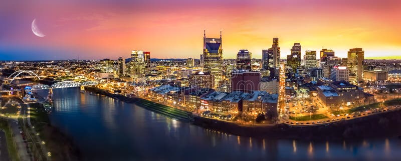 Horizon de Nashville avec la lune images libres de droits Horizon de Nashville avec la lune images libres de droits