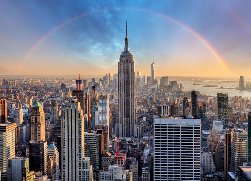Horizon de New York City avec les gratte-ciel et l'arc-en-ciel urbains