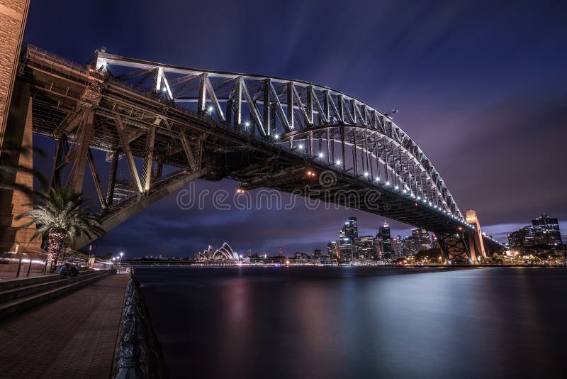 Horizon de nuit de Sydney du centre avec le pont de port, NSW, Aust photos libres de droits Horizon de nuit de Sydney du centre avec le pont de port, NSW, Aust photos libres de droits