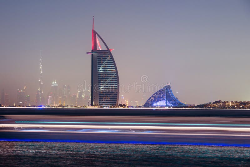 Horizon de nuit de Dubaï, Emirats Arabes Unis photos stock Horizon de nuit de Dubaï, Emirats Arabes Unis photos stock