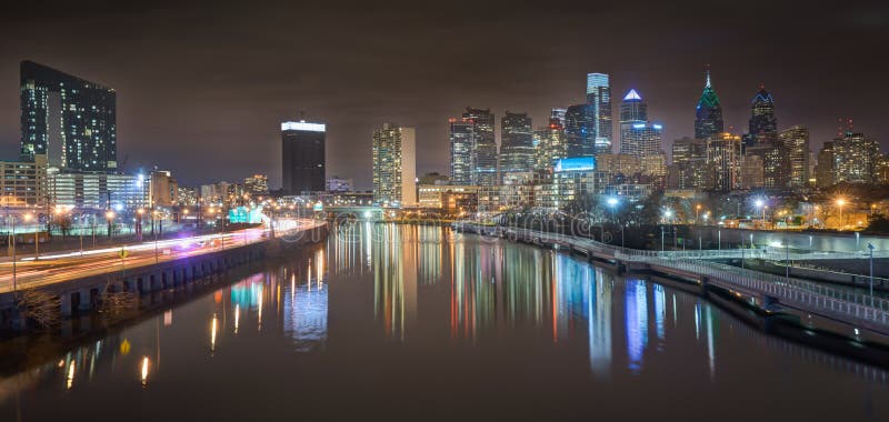 Horizon de Philadelphie la nuit photographie stock libre de droits Horizon de Philadelphie la nuit photographie stock libre de droits