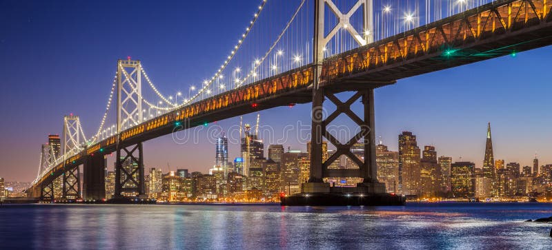 Horizon de San Francisco avec le pont de baie d'Oakland au crépuscule, Calif