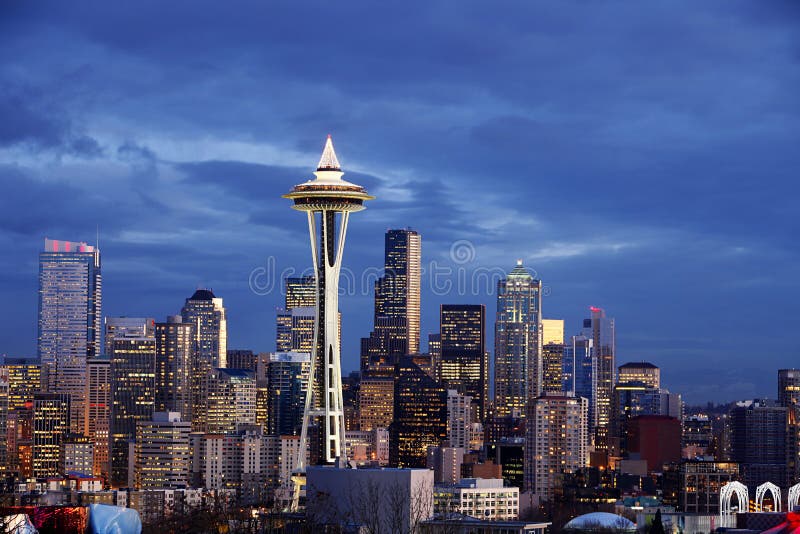 Horizon de Seattle avec la tour de pointeau de l'espace au crépuscule