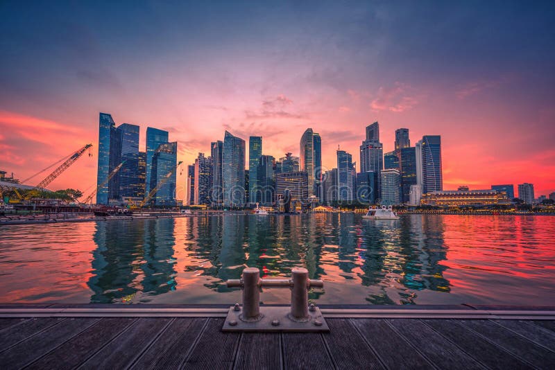 Horizon de Singapour et vue du centre ville de district des affaires avec l'OE image stock Horizon de Singapour et vue du centre ville de district des affaires avec l'OE image stock