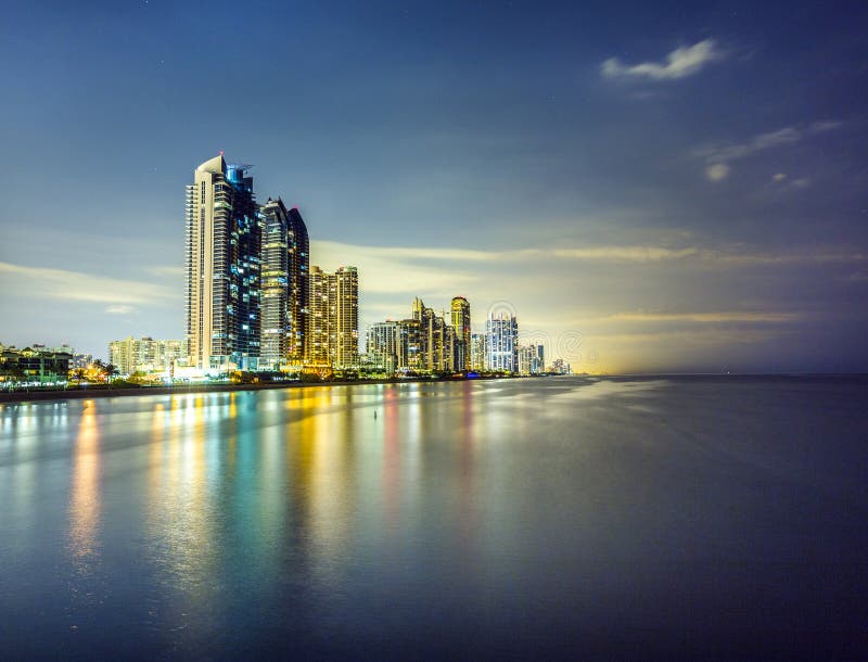 Horizon de Sunny Isles Beach par nuit avec des réflexions sur la surface de l'océan photographie stock libre de droits Horizon de Sunny Isles Beach par nuit avec des réflexions sur la surface de l'océan photographie stock libre de droits