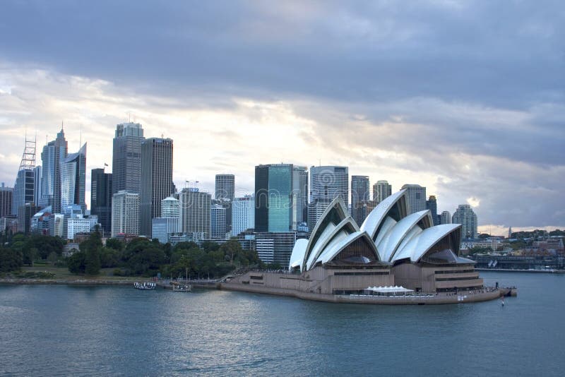 Horizon de Sydney avec le théatre de l'opéra dans le premier plan, Australie