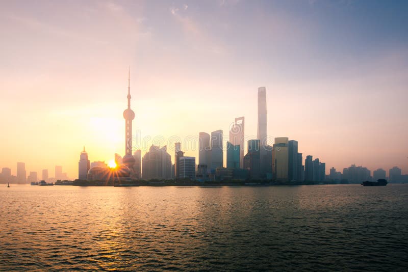 Horizon de ville de Changhaï, Chine pendant le lever de soleil sur le fleuve Huangpu photos libres de droits Horizon de ville de Changhaï, Chine pendant le lever de soleil sur le fleuve Huangpu photos libres de droits