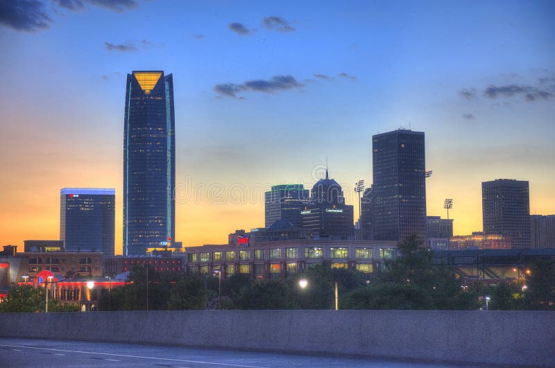 Horizon de Ville d'Oklahoma la nuit photos stock Horizon de Ville d'Oklahoma la nuit photos stock