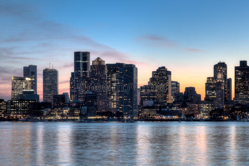Horizon de ville de Boston au crépuscule