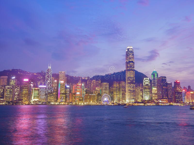Horizon de ville de Hong Kong au temps crépusculaire, vue de Victoria H photo libre de droits Horizon de ville de Hong Kong au temps crépusculaire, vue de Victoria H photo libre de droits