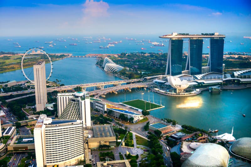 Horizon de ville de Singapour au coucher du soleil. image stock Horizon de ville de Singapour au coucher du soleil. image stock