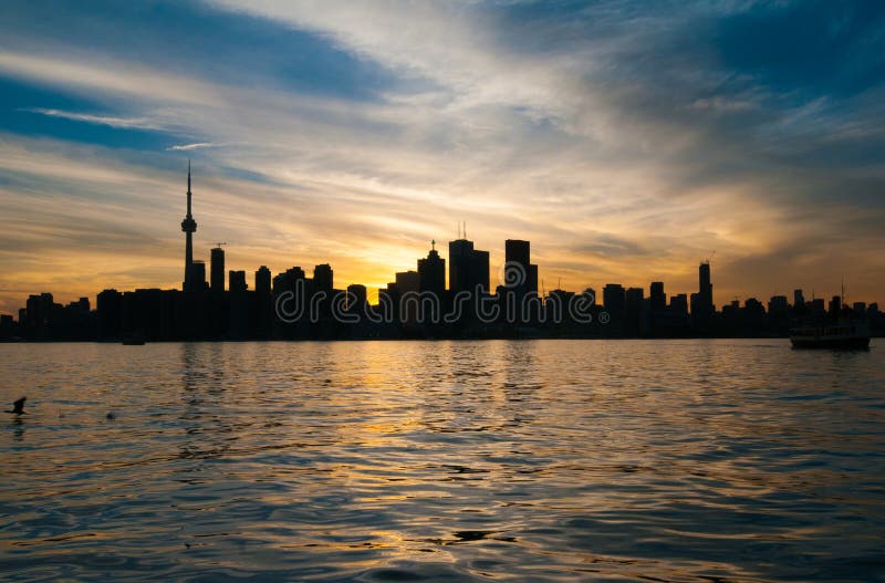 Horizon de ville de Toronto au coucher du soleil photo stock Horizon de ville de Toronto au coucher du soleil photo stock