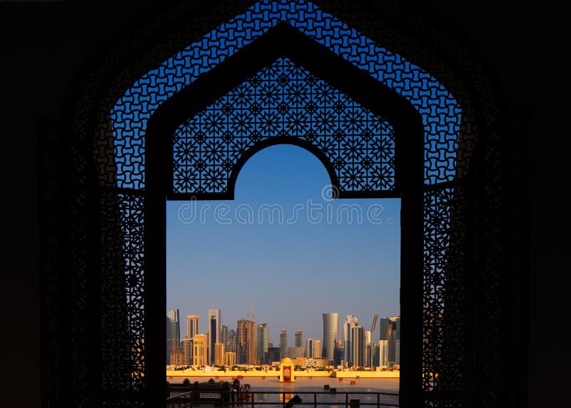 Horizon de West- van Bay City zoals die van de Grote Moskee Doha, Qatar wordt bekeken royalty-vrije stock foto Horizon de West- van Bay City zoals die van de Grote Moskee Doha, Qatar wordt bekeken royalty-vrije stock foto