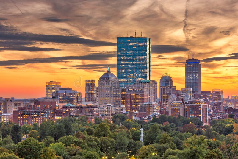 Horizon du centre de Boston, le Massachusetts, Etats-Unis au-dessus du parc images stock Horizon du centre de Boston, le Massachusetts, Etats-Unis au-dessus du parc images stock